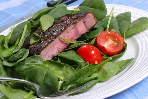 Gegrilltes Rindfleisch Ribeye mit Spinat und Tomaten — Stockfoto