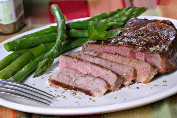 Carne alla griglia Ribeye con asparagi — Foto Stock