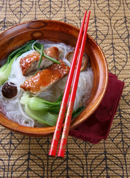 Pekinganka med ris nudlar soppa skål — Stockfoto