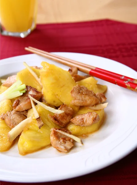 Cuisine du sud de la Chine - Mélanger le poulet frit avec des ananas — Photo