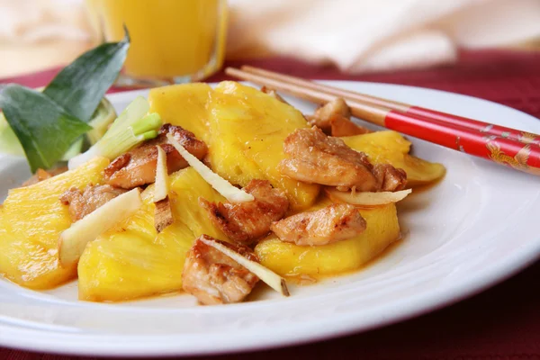 Południowe Chiny dania - wymieszać smażyć kurczaka z ananasów — Zdjęcie stockowe