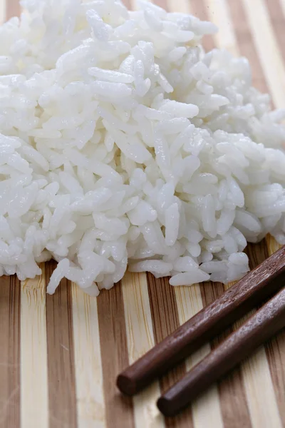Варёный рис на бамбуковой плите — стоковое фото