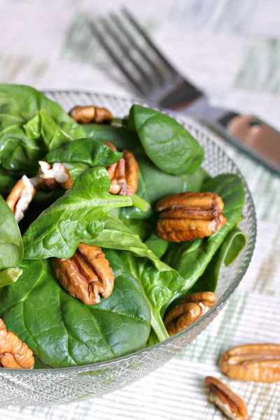Walnut and spinach salad — Stock Photo, Image