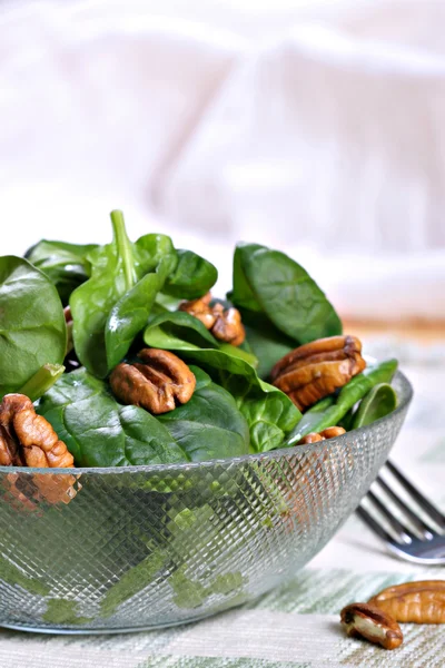 Spinach Salad Bowl with Nuts — Stock Photo, Image