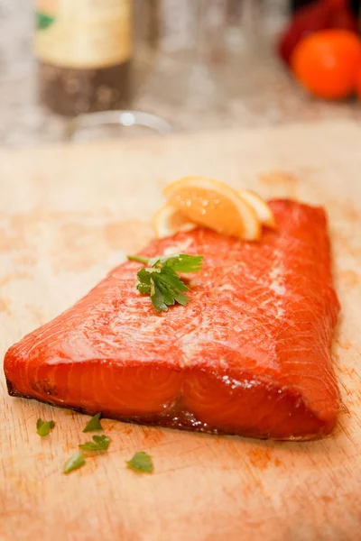 Closeup de prato de bife de salmão defumado — Fotografia de Stock