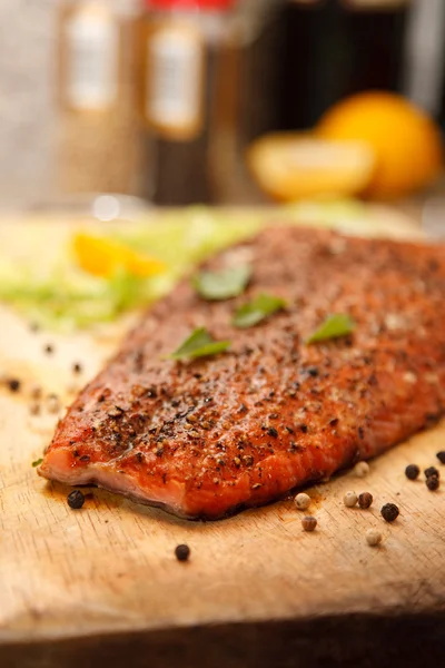 Gros plan de plat de steak de saumon fumé — Photo