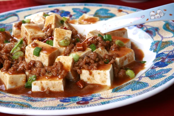 Mapo tofu - popularne chińskie danie pikantne z sichuan z mięsa mielonego — Zdjęcie stockowe