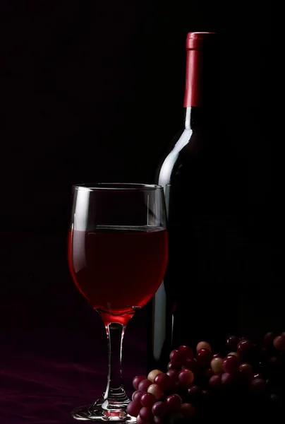 葡萄酒瓶上黑 — 图库照片