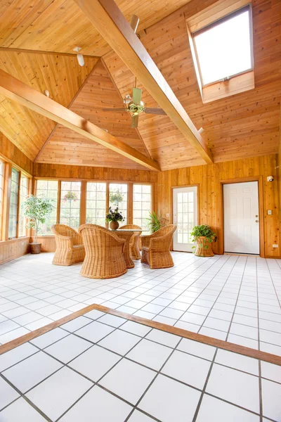 柳細工の家具と木製の壁太陽ルーム インテリア — ストック写真