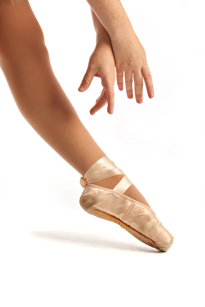 Oude pointe ballet handen en voet close-up — Stockfoto