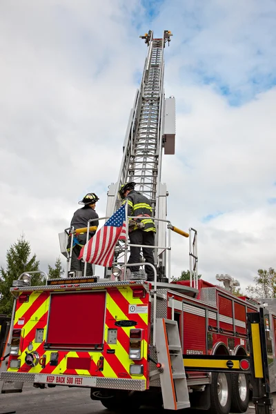 Dos bomberos operan en camión de bomberos —  Fotos de Stock