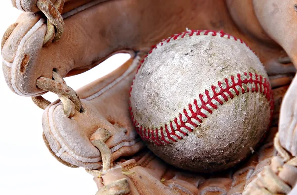 Närbild av baseball i handsken — Stockfoto