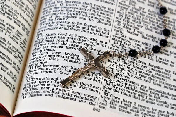 Rozenkrans en Bijbel — Stockfoto