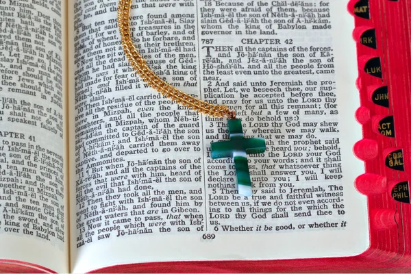 Kreuz auf offener Bibel — Stockfoto