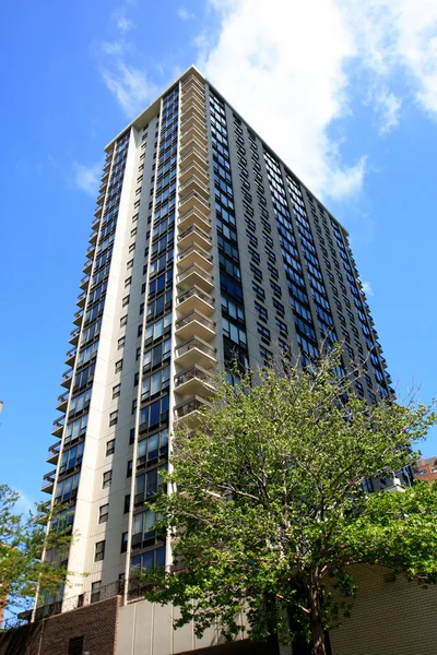 Edificio de apartamentos de gran altura — Foto de Stock