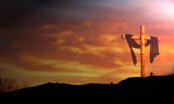Houten kruis tegen zonsopgang wolken — Stockfoto