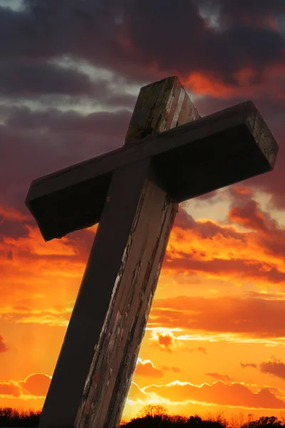 Rustieke houten kruis tegen zonsondergang — Stockfoto