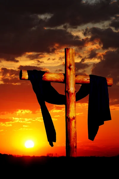 Houten kruis op zonsondergang — Stockfoto