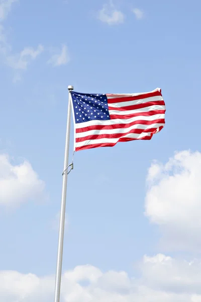 Bandiera americana sotto il bel cielo — Foto Stock