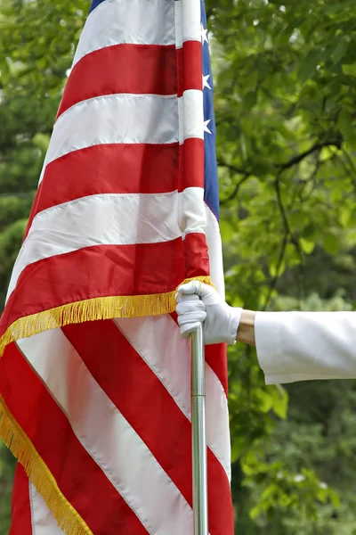 Mão segurando bandeira americana — Fotografia de Stock