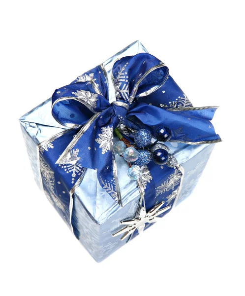 Blaue Weihnachtsgeschenkschachtel mit Band und Ornament — Stockfoto