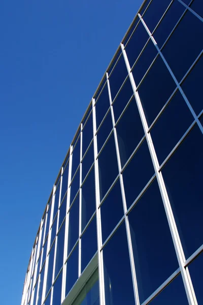Parede de vidro moderna do edifício do escritório — Fotografia de Stock
