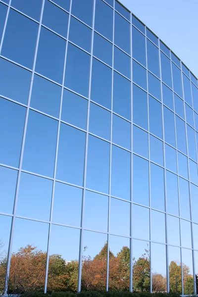 Moderní kancelářská budova skleněná stěna — Stock fotografie