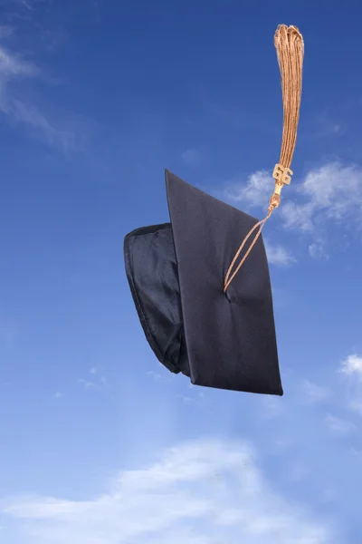 Examen hatt i luften under blå himmel — Stockfoto