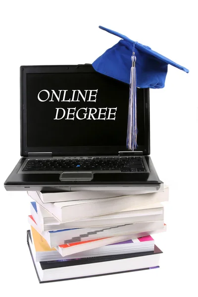 Chapeau de graduation et ordinateur portable — Photo