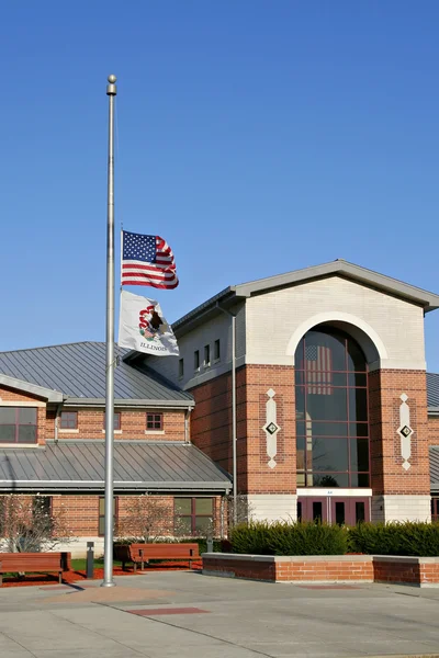 American Flag at half-mast in Memory Of Slain Virginia Tech Stud — Stock Photo, Image