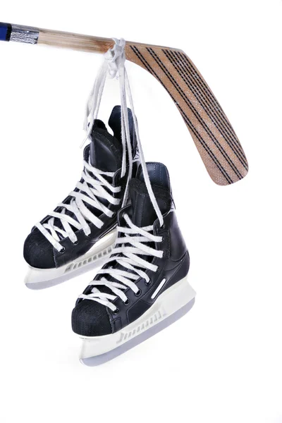 Hockey schaatsen en stick-geïsoleerd — Stockfoto