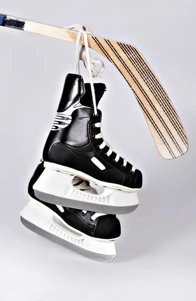 Łyżwy hokej i kij — Zdjęcie stockowe