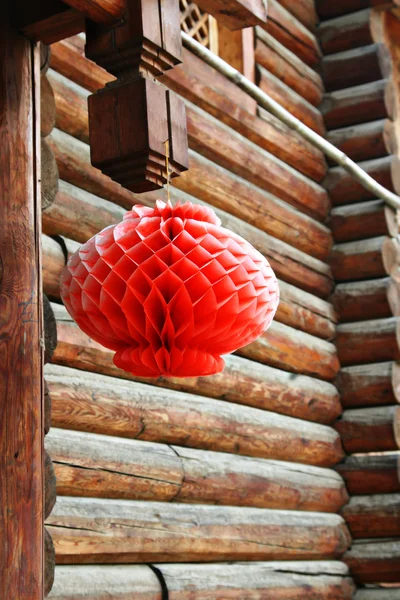 Rode lantaarn buiten de houten cabine — Stockfoto