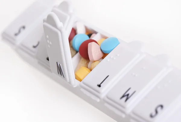 Pillole di droga nel contenitore del giorno della settimana — Foto Stock