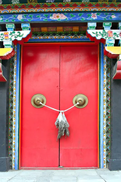 Knoop op rode deur naar chinese tempel — Stok fotoğraf
