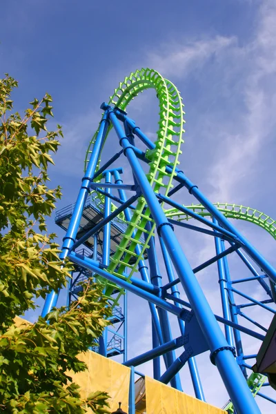 Roller coaster pod błękitne niebo — Zdjęcie stockowe