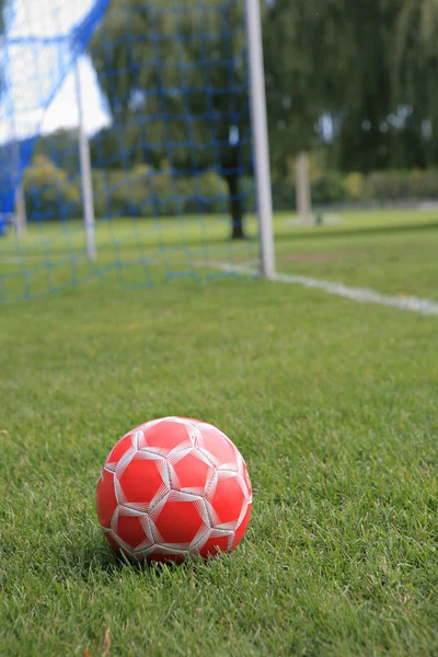 Fotbalový míč na zemi — Stock fotografie