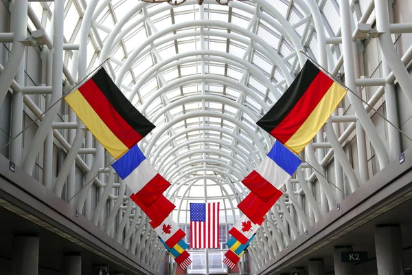 Flaggor i internationella flygplatsterminalen — Stockfoto