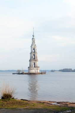 su dolu belltower kalyazin içinde