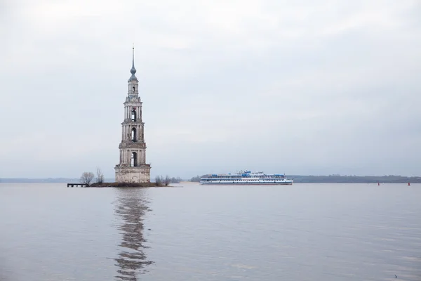 Belltower inundado em Kalyazin Imagens De Bancos De Imagens