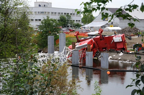 La grue de construction de pont se jette dans la rivière — Photo