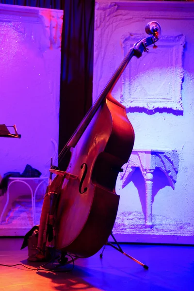 El violonchelo en el escenario — Foto de Stock