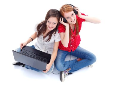laptop ve kulaklık ile kız