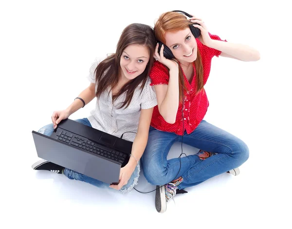 Flickor med laptop och hörlurar — Stockfoto