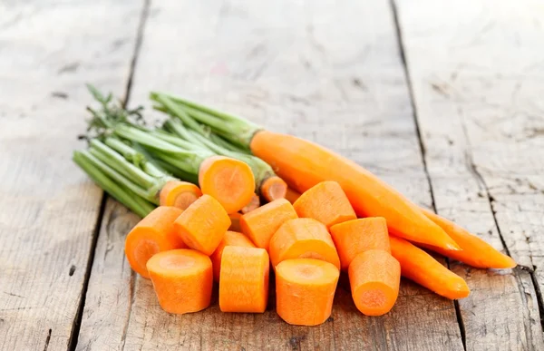 Нарезанная и целая морковь — стоковое фото