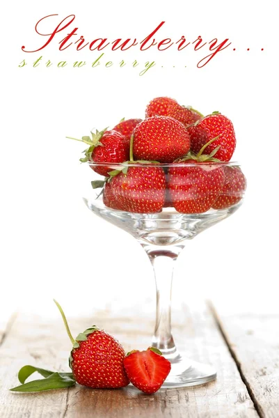 Glasschale mit Erdbeeren — Stockfoto