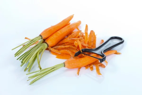 Épluchage des carottes — Photo