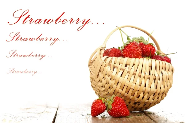 Ein Korb mit frischen Erdbeeren — Stockfoto