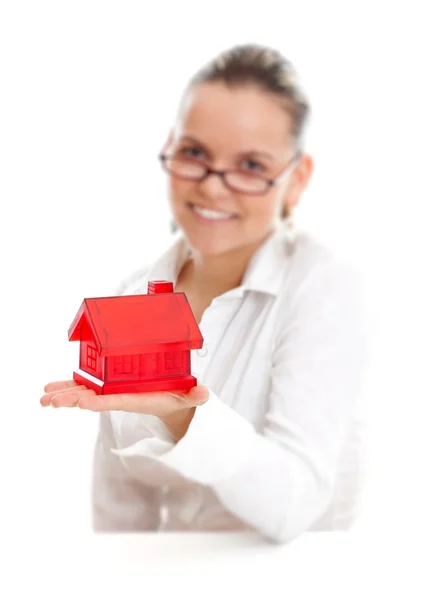 Женщина с миниатюрным домом — стоковое фото