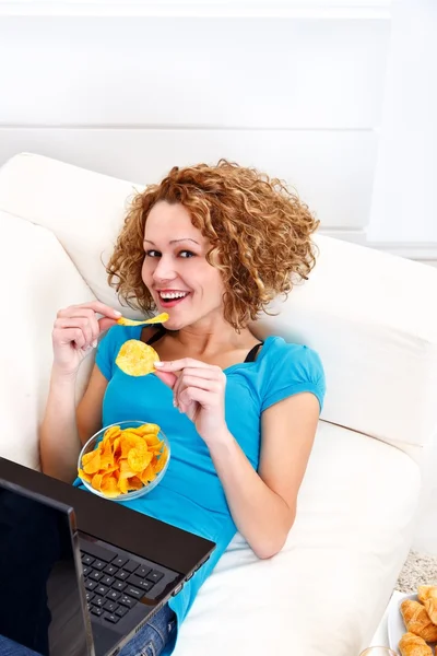 Mujer comiendo patatas fritas —  Fotos de Stock